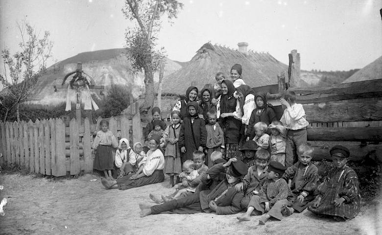 Магія це Обухів 1911 року: діти, вчителі, горщики, хрести і гори