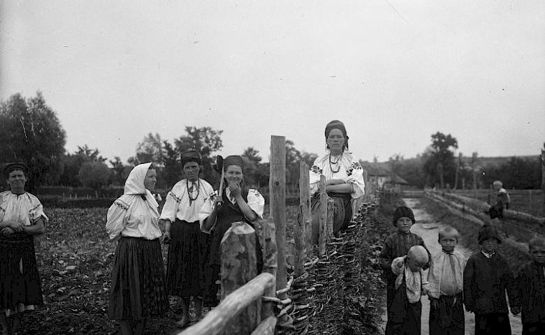Трипілля 1911 року: садиба, одяг, шовківництво