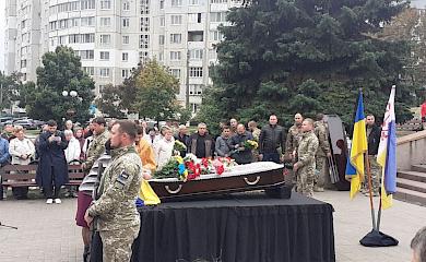 Обухів попрощався з бійцем, котрий загинув при звільненні Балаклії