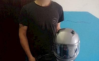 У Василькові чоловік викрав шолом: його затримали