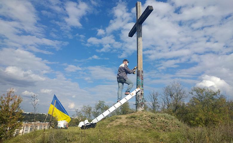 Хрест на Педині почистили і пофарбували