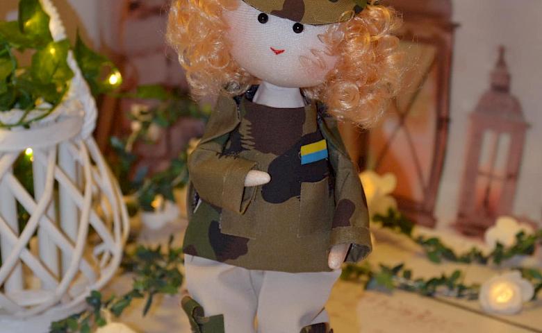 Мешканка Обухова продає ляльки щоб купити ліки