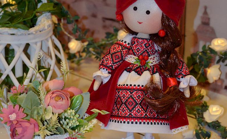 Мешканка Обухова продає ляльки щоб купити ліки