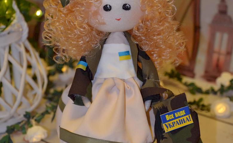 Мешканка Обухова продає ляльки щоб купити ліки