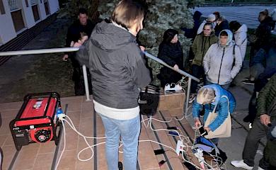 Наслідки обстрілів: в Українці заряджали телефони від генераторів
