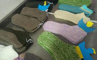 В ліцеї на Обухівщині в'яжуть шкарпетки для фронту