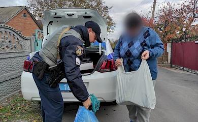 Поліцейські Обухівщини допомогли переселенцям з Херсонщини