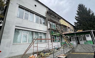 Миронівську лікарню потихеньку ремонтують