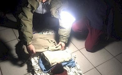 Богуславські волонтери плетуть сітки у світлі ліхтарів