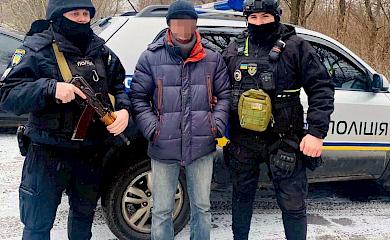 Поліція охорони у Миронівці затримала чоловіка з пакетом заборонених речовин