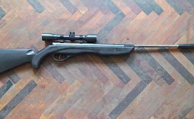 На Обухівщині чоловік проник на територію домоволодіння та викрав гвинтівку