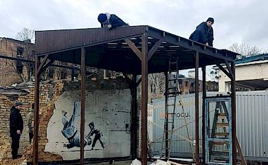 Работы Бэнкси в Бородянке закрыли защитным стеклом