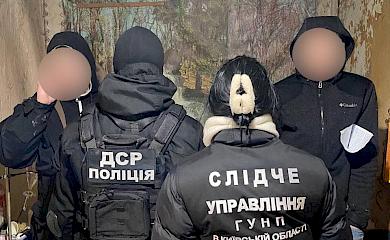 На Київщині правоохоронці закрили масштабний канал збуту наркотиків та боєприпасів