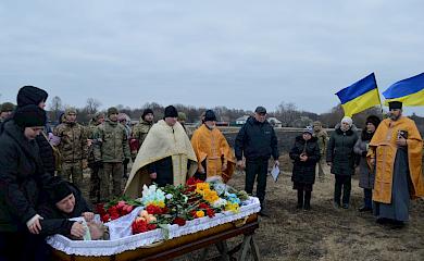 Вічна пам'ять: на Кагарличчині побратими передали дружині полеглого бійця синьо-жовте знамено