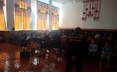 Рятувальники провели учням одного із закладів освіти Обухівської МТГ урок з мінної безпеки