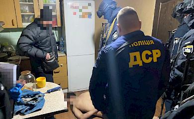 На Київщині затримали злочинців, які продавали наркотики та зброю