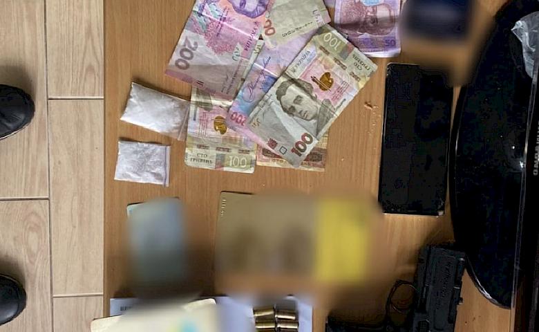 На Київщині затримали злочинців, які продавали наркотики та зброю