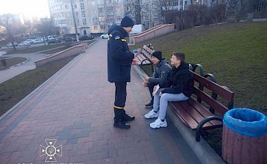 Обухівські рятувальники розповіли містянам про загрозу підозрілих предметів
