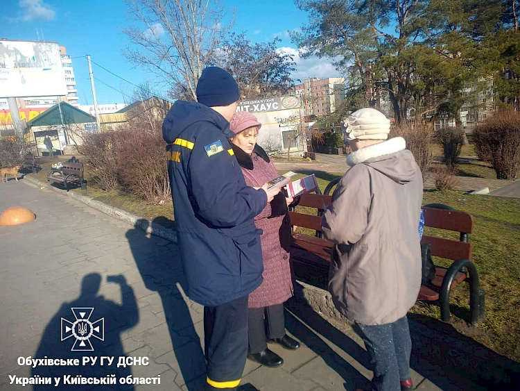 Обухівські рятувальники розповіли містянам про загрозу підозрілих предметів