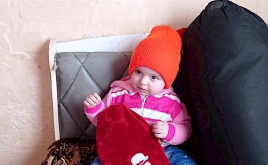 Обухівська "картонажка" допомогла теплими речами дітям, постраждалим від війни
