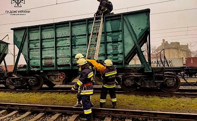 У Вишневому на даху товарного потяга двох підлітків уразило струмом: один помер