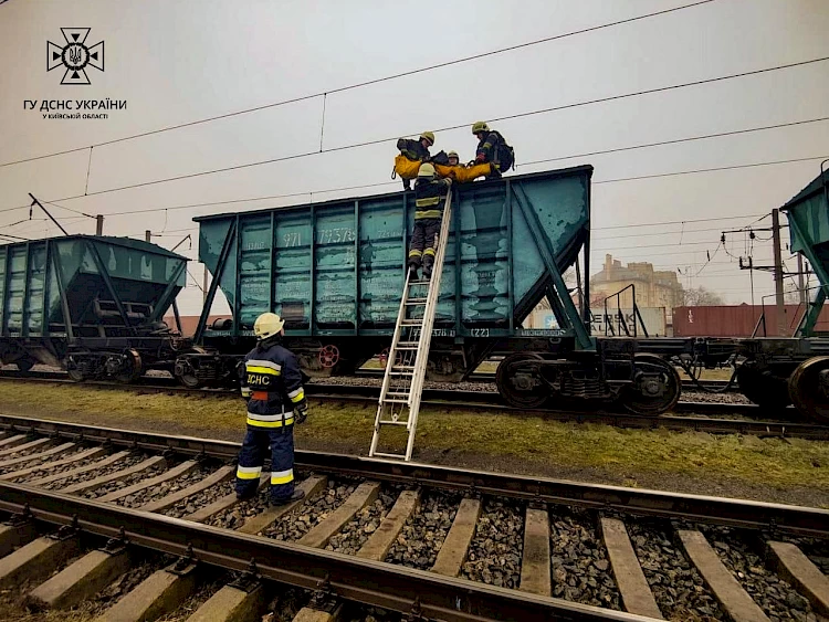 У Вишневому на даху товарного потяга двох підлітків уразило електричним струмом: один помер