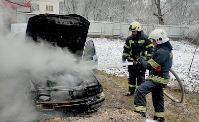Рятувальники ліквідували пожежу легкового автомобіля в селі біля Обухова