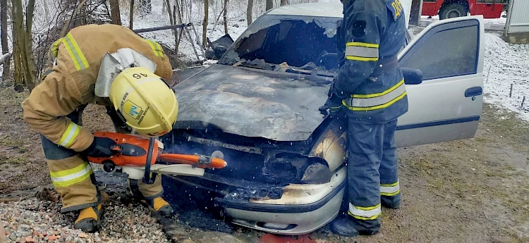 Рятувальники ліквідували пожежу легкового автомобіля в селі біля Обухова
