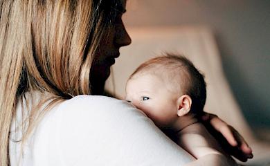 Как оформить помощь при рождении ребенка: это можно сделать двумя путями