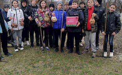 На Обухівщині школярі взяли участь у Flowers4School