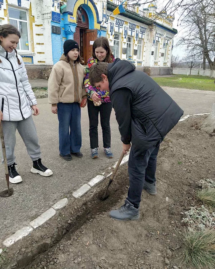 На Обухівщині школярі взяли участь у Flowers4School