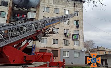 В Узині загорілась п'ятиповерхівка: довелось евакуювати 18 мешканців