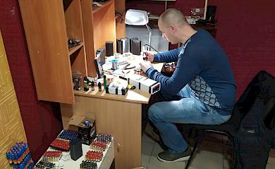 В Обухові волонтери виготовляють пауербанки для фронту