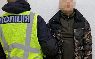 В Киеве задержали мошенника, продававшего военным на передовой несуществующие ножи (Видео)