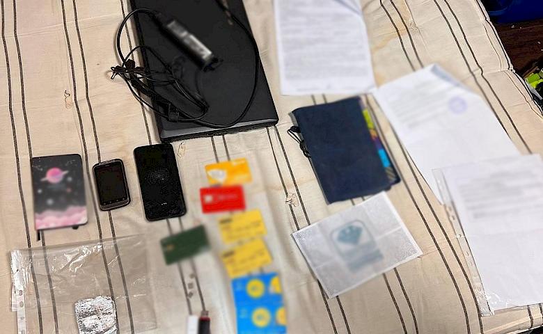 У Києві затримали шахрая, який продавав військовим на передовій неіснуючі ножі (Відео)