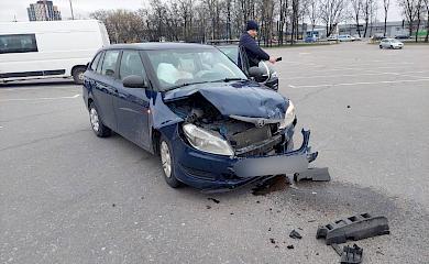 На парковке в Гатном произошло ДТП