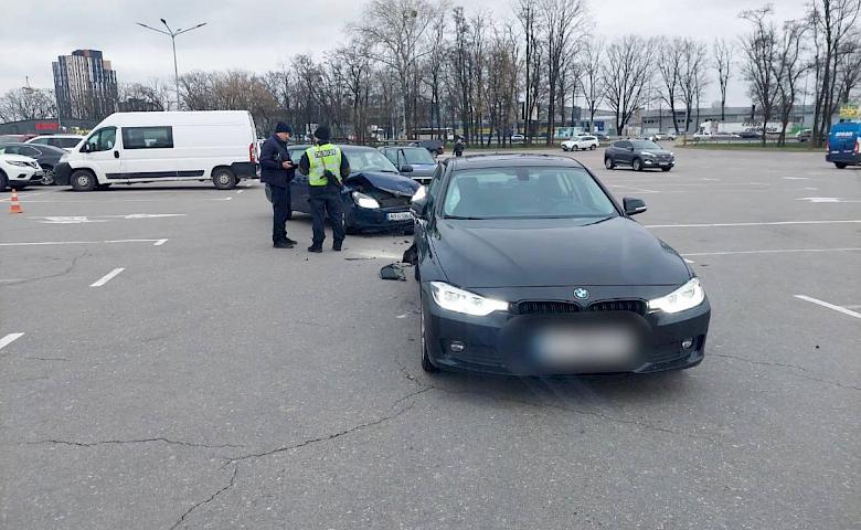 На парковці у Гатному сталась ДТП