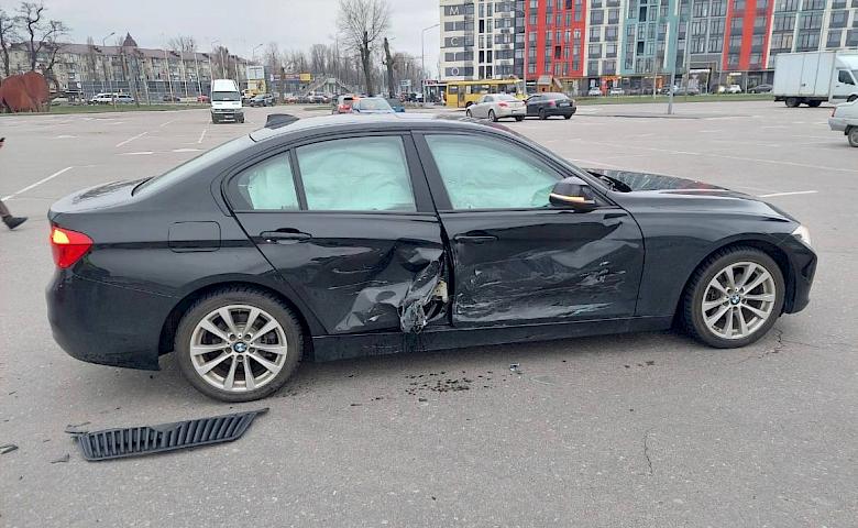 На парковці у Гатному сталась ДТП