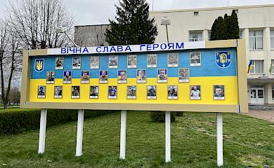 У Миронівці оновили дошку шани - на ній земляки, котрі загинули на війні з рашистами