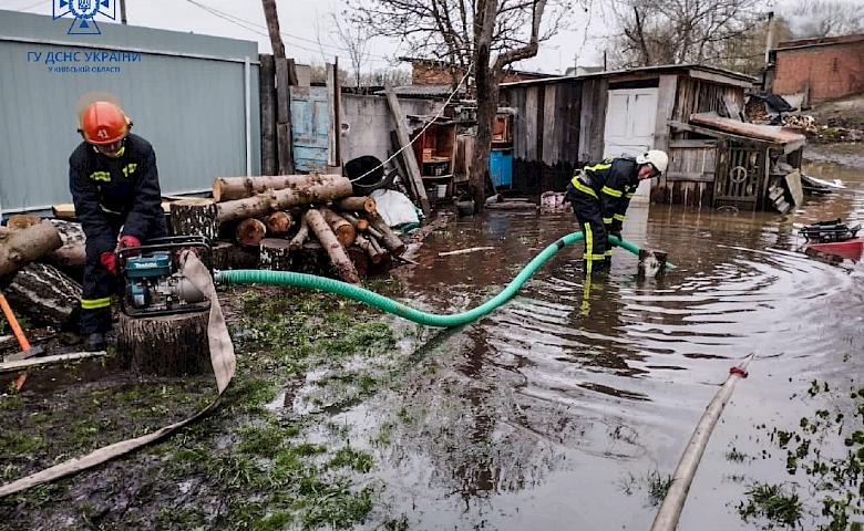 Последствия стихии: въезд в Иванков перекрыт, а у местных затоплены дворы