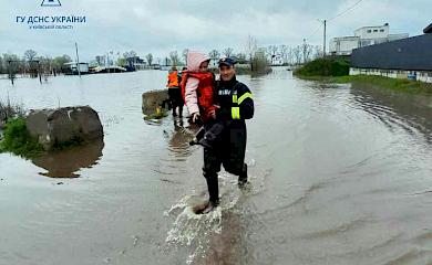 На Киевщине эвакуировали семью и собаку, которых заблокировало во время разлива реки