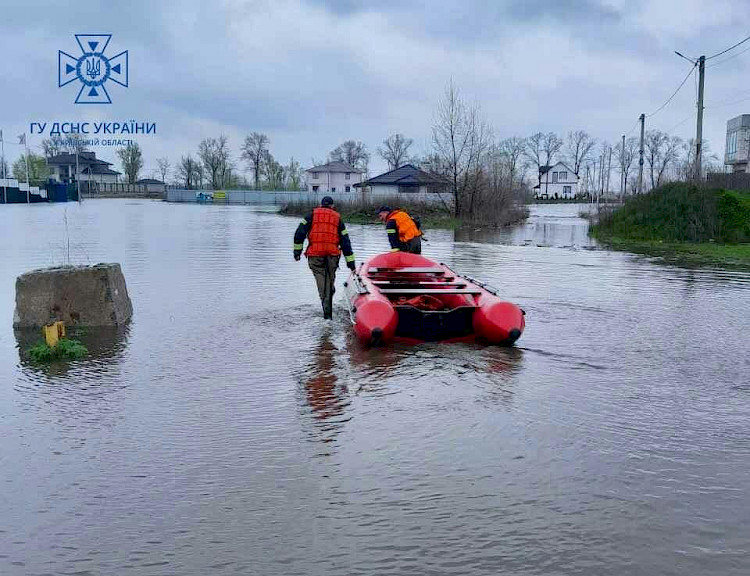 На Киевщине эвакуировали семью и собаку, которых заблокировало во время разлива реки