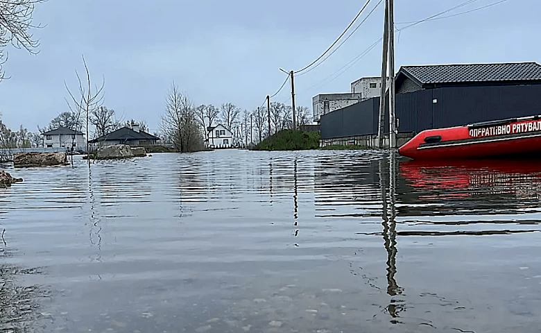 Последствия стихии: в Погребах вода заблокировала дороги, а на Бучанщине подтопила дома