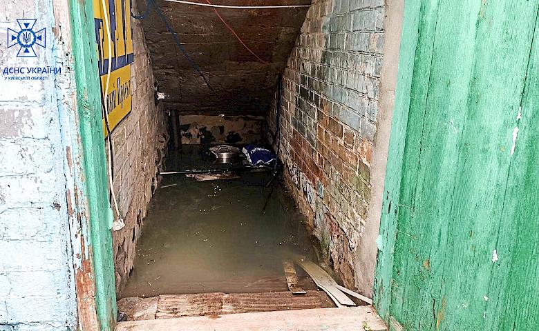 Последствия стихии: в Погребах вода заблокировала дороги, а на Бучанщине подтопила дома