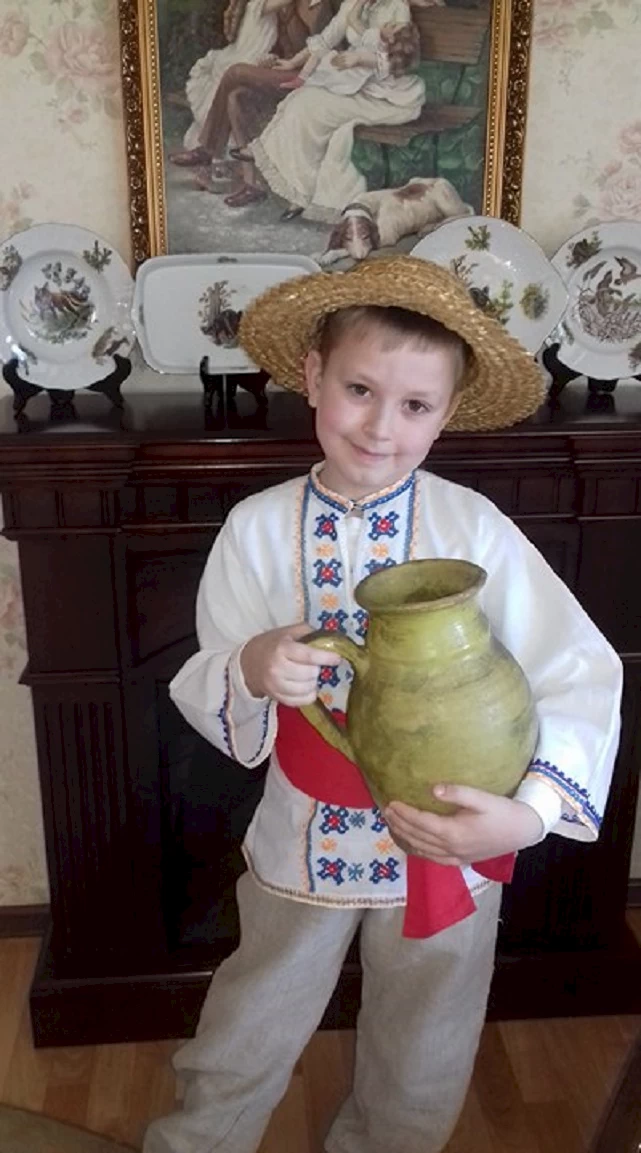 (на знімку правнук Макар Підтілок з прадідусевим глечиком).