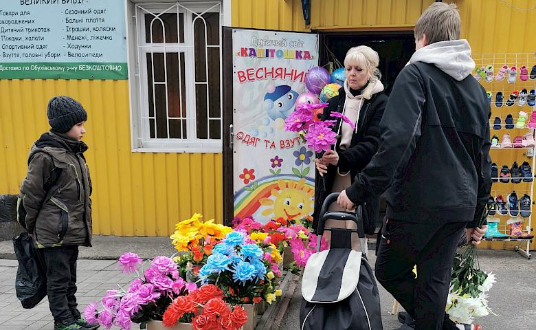 Є квіти, які «живуть» довше людей. Але, чи варто нести пластик на кладовище?