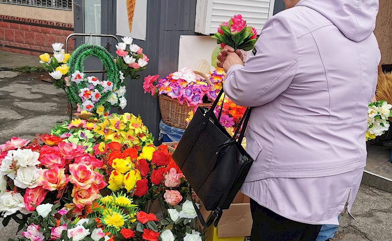 Є квіти, які «живуть» довше людей. Але, чи варто нести пластик на кладовище?
