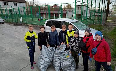 В Обухові діти прибрали біля свого спортмайданчика: було дуже брудно