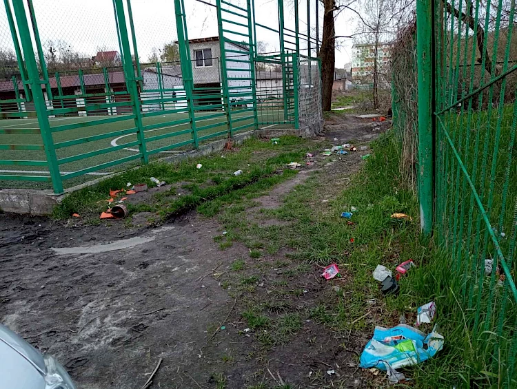 В Обухові діти прибрали біля свого спортмайданчика: було дуже брудно