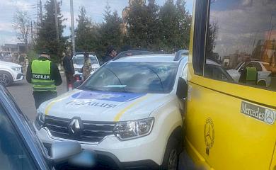 На Фастівщині автобус в'їхав у потрульну машину, постраждав поліцейський